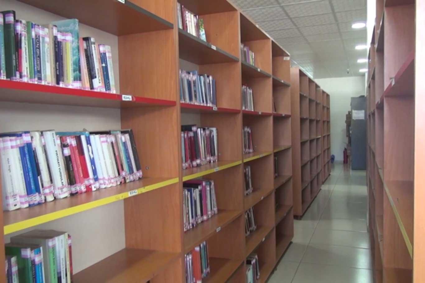Öğrenciler yeni kütüphanenin biran önce yapılmasını istiyor Öğrenciler yeni kütüphanenin biran önce yapılmasını istiyor